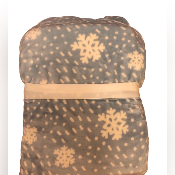 Vintage Snowflake Hooded Throw - Picture 3 of 4